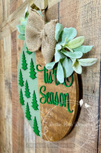 Load image into Gallery viewer, Rustic Christmas Door Hanger – ’Tis the Season Round Wooden Sign with Green Trees and Burlap Bow

