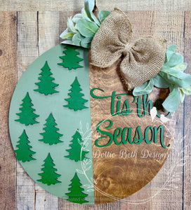 Rustic Christmas Door Hanger – ’Tis the Season Round Wooden Sign with Green Trees and Burlap Bow